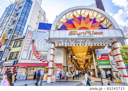 東京都大田区の都市風景　蒲田駅前の商店街 83245715