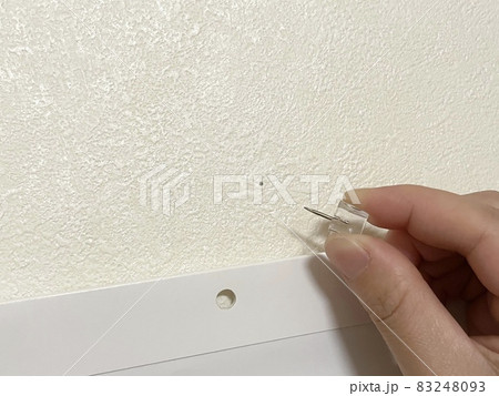 画鋲で壁紙にあいた穴 83248093
