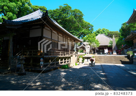 【四国八十八ヶ所】第二十四番　最御崎寺の境内と快晴の空　高知県室戸市 83248373