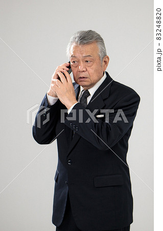 シニア男性　ビジネス　スマホ 83248820
