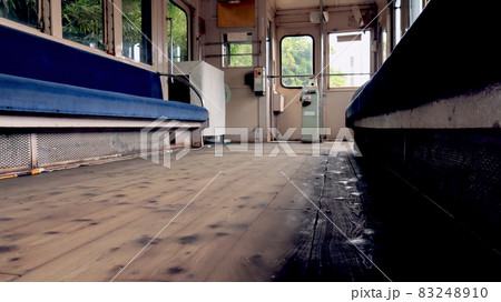 レトロな電車内 83248910