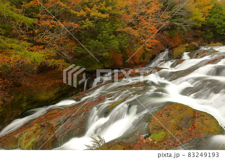 栃木県日光市中宮祠 奥日光の渓流瀑竜頭の滝上流の紅葉の写真素材 [83249193] - PIXTA