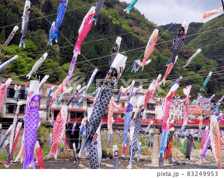 杖立温泉の鯉のぼり祭り　（熊本県小国町） 83249953