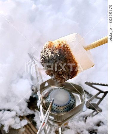 焦がして失敗 雪の上で焼きマシュマロ(シングルバーナー) 焦がして失敗 雪の上で焼きマシュマロ(シングルバーナー) 83250279