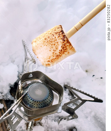 雪の上で焼きマシュマロ(シングルバーナー) 雪の上で焼きマシュマロ(シングルバーナー) 83250282