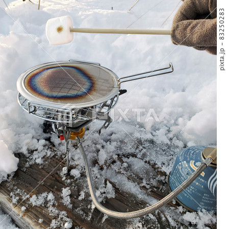 雪の上で焼きマシュマロ(シングルバーナー) 雪の上で焼きマシュマロ(シングルバーナー) 83250283