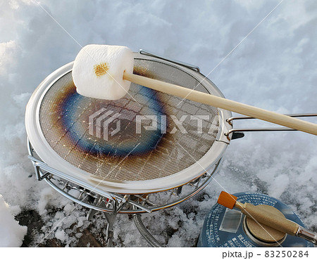 雪の上で焼きマシュマロ(シングルバーナー) 雪の上で焼きマシュマロ(シングルバーナー) 83250284