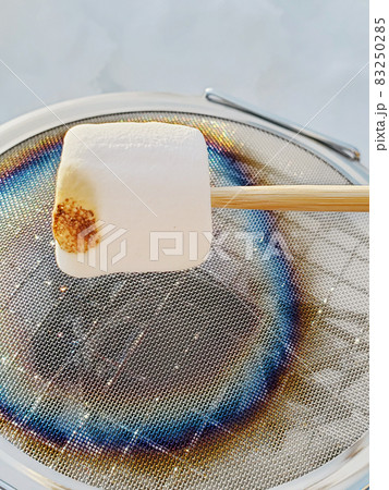 雪の上で焼きマシュマロ(シングルバーナー) 83250285