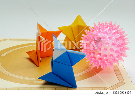 土俵際でコロナウイルスを排除する紙相撲の力士 土俵際でコロナウイルスを排除する紙相撲の力士 83250334