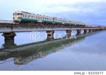 男鹿線:早朝の船越水道を渡る普通列車(キハ40系4連) 男鹿線:早朝の船越水道を渡る普通列車(キハ40系4連) 83250377