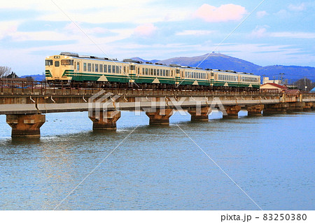 男鹿線：早朝の船越水道を渡る普通列車（キハ40系4連） 83250380