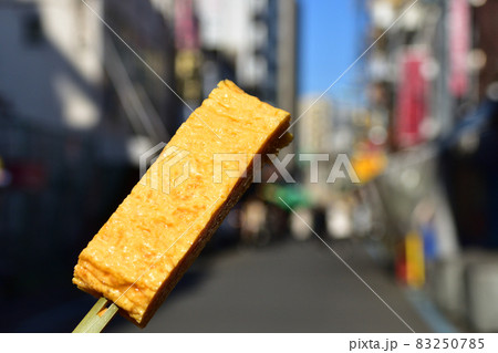 築地場外で食べる玉子焼 83250785