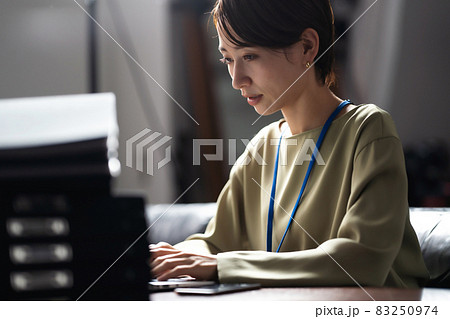 ビジネス　ミドル女性　オフィス 83250974