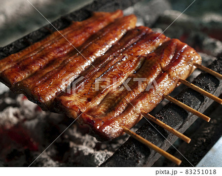 炭火でじっくり焼かれる鰻のかば焼き 83251018