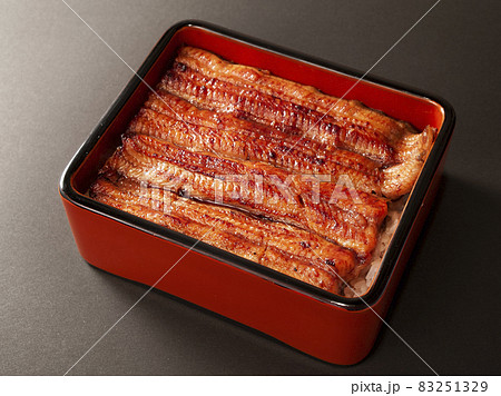 たっぷりと盛りつけられた上うな重 たっぷりと盛りつけられた上うな重 83251329