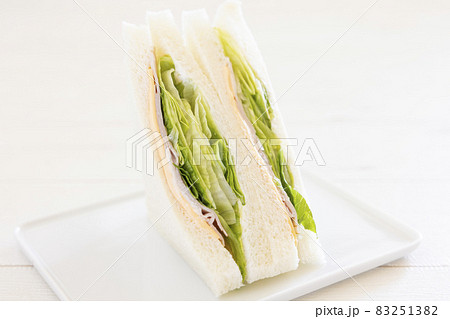 美味しいハムチーズレタスサンド 83251382
