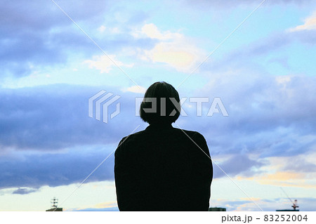 夕方の空と雲を眺める女性の後ろ姿 夕方の空と雲を眺める女性の後ろ姿 83252004