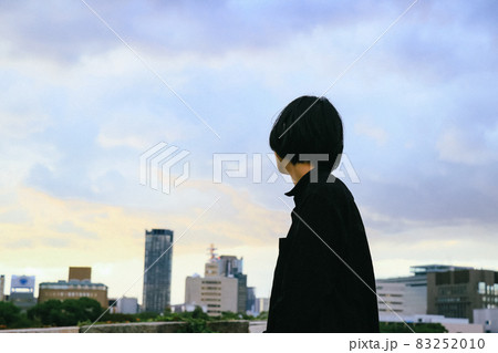 街を眺めるショートヘアの女性 街を眺めるショートヘアの女性 83252010