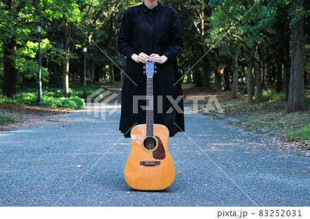 アコースティックギターと女性 楽器 アコースティックギターと女性 楽器 83252031