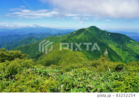 神室山から前神室山への稜線と鳥海山 神室山から前神室山への稜線と鳥海山 83252254