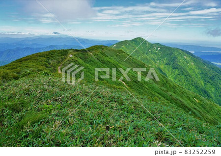 神室山から前神室山への稜線と登山道 神室山から前神室山への稜線と登山道 83252259