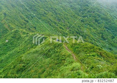 神室山の登山道を歩く登山者 83252487