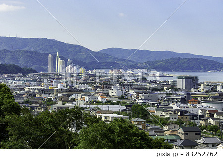 和歌山　紀三井寺からサンブリッジと海南市方面を望む　和歌山県和歌山市 83252762