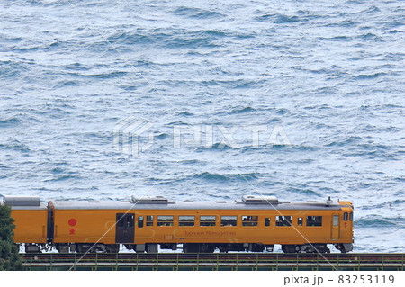 串の鉄橋を渡る伊予灘ものがたり 串の鉄橋を渡る伊予灘ものがたり 83253119