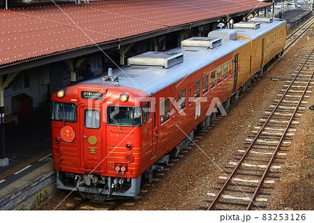 八幡浜駅に停車する伊予灘ものがたり 83253126