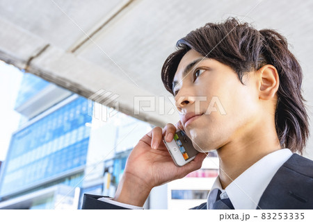 電話をするビジネスマン 渋谷 電話をするビジネスマン 渋谷 83253335