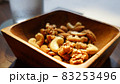 木製のボウルに入ったミックスナッツ 83253496