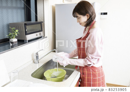 食器を洗う女性 食器を洗う女性 83253905