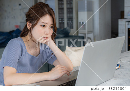 パソコンを見ながら落ち込む女性 パソコンを見ながら落ち込む女性 83255004