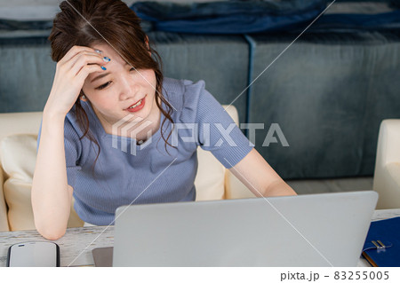 パソコンを見ながら落ち込む女性 パソコンを見ながら落ち込む女性 83255005