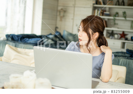 仕事に上の空な働く女性 仕事に上の空な働く女性 83255009