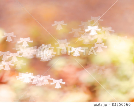 背景素材　リボンとベルのシルエット模様のリフレクション　パステル系 83256560