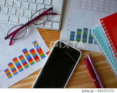 ビジネスイメージ・グラフ・キーボード・メガネ・スマホ・手帳・女性 83257173