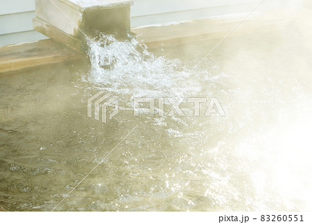 露天風呂　温泉イメージ　湯けむり　檜風呂　温泉の湯口　温泉情緒　源泉掛け流し　イメージ素材 83260551