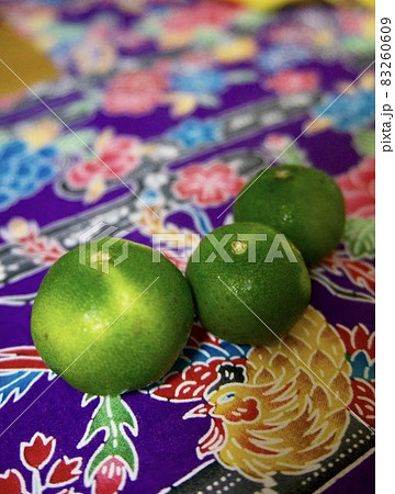沖縄県　シークヮーサー（ヒラミレモン）の若い実　青切り　紅型 83260609