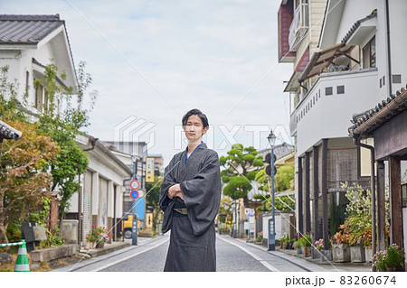 着物を着て散策するカメラ目線の若い男性 83260674