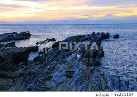 三浦半島　黄昏の城ヶ島から　伊豆半島富士山遠景 83261154