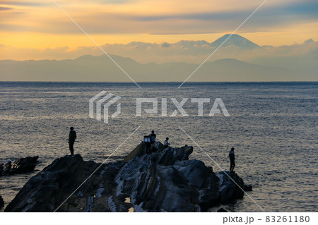 三浦半島 黄昏の城ヶ島から 伊豆半島富士山遠景 三浦半島 黄昏の城ヶ島から 伊豆半島富士山遠景 83261180