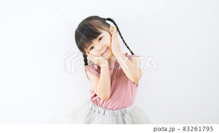 笑顔の子供（育児・子育て） 83261795