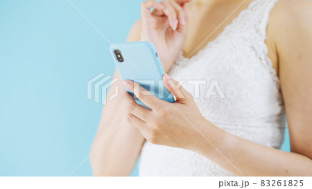 スマホを操作する女性(美容・ダイエット) スマホを操作する女性(美容・ダイエット) 83261825