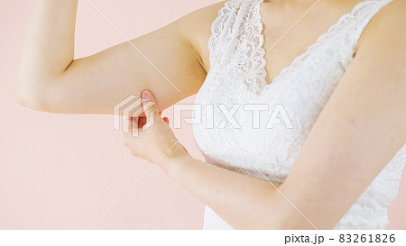 太った二の腕をつまむ女性(美容・ダイエット) 太った二の腕をつまむ女性(美容・ダイエット) 83261826