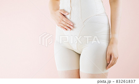 産後にガードルを履いた女性（美容・ダイエット・お尻・お腹） 83261837