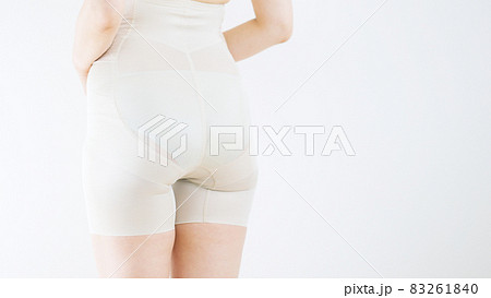 産後にガードルを履いた女性(美容・ダイエット・お尻・お腹) 産後にガードルを履いた女性(美容・ダイエット・お尻・お腹) 83261840