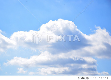 ドラマティックな涌き雲　アートな涌き雲　面白い形の涌き雲 83263271