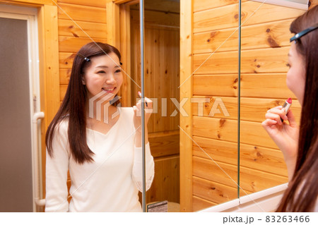 リップを塗っている若い日本人女性 リップを塗っている若い日本人女性 83263466