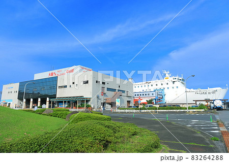 【大分県】晴天下の別府港(大阪ゆきフェリーターミナル) 【大分県】晴天下の別府港(大阪ゆきフェリーターミナル) 83264288